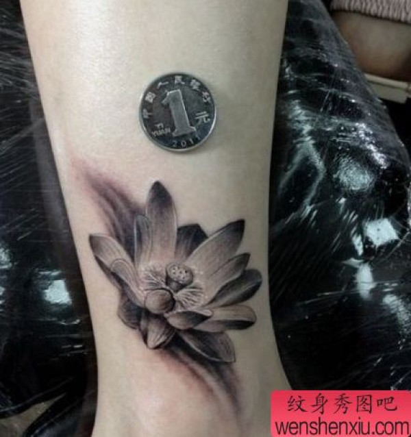 女生腿部精美的一张黑灰莲花纹身图案