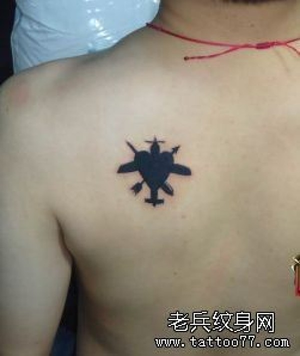 一张图腾爱心与飞机纹身图案