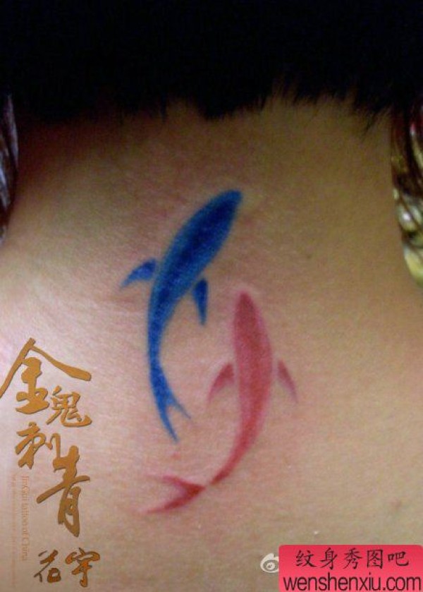女生脖子处彩色小鱼纹身图案