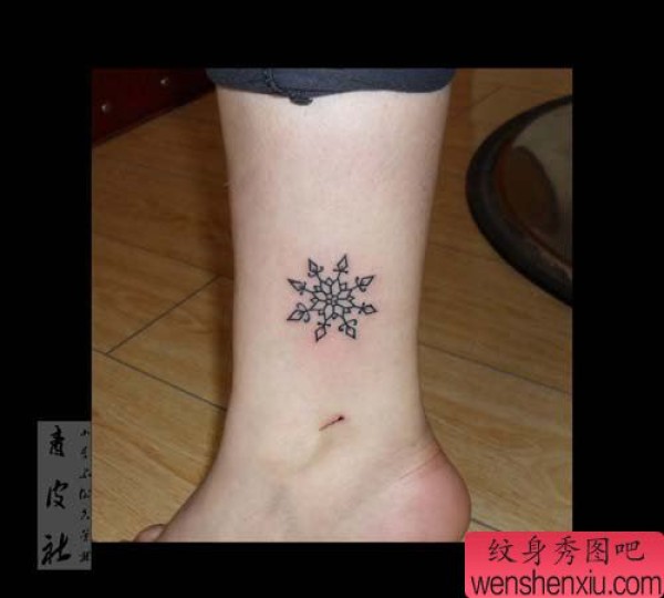 女生腿部小巧的线条雪花纹身图案