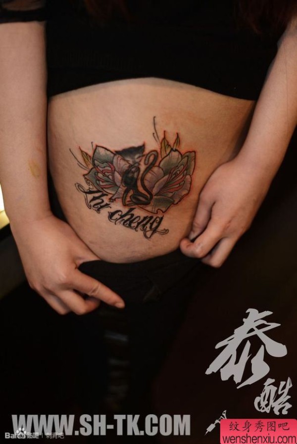 腹部小猫双玫瑰花英文字母纹身图案