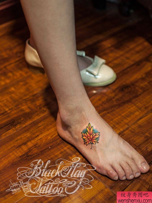 纹身图吧分享一张脚背枫叶纹身图案