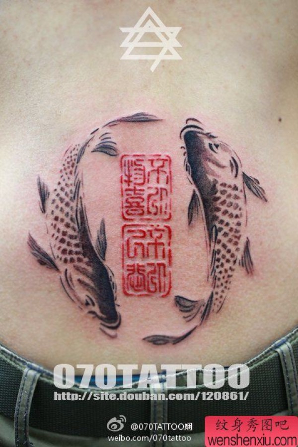 腹部上一张个性水墨鱼纹身图案