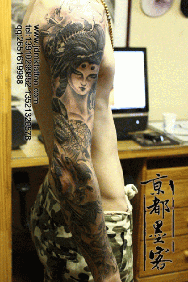 京都墨客纹身作品 包整臂般若艺妓黑白纹身