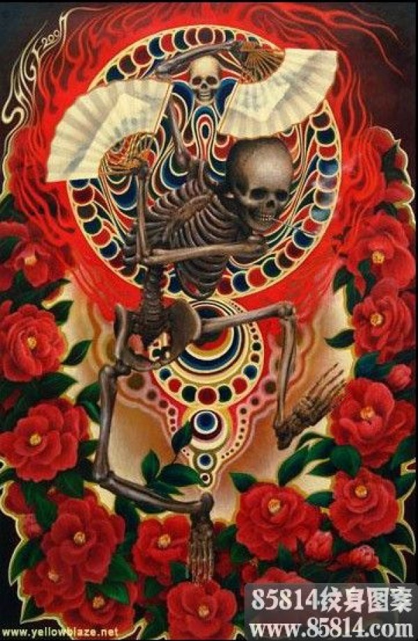 个性火红花朵围绕的持扇骷髅纹身手稿