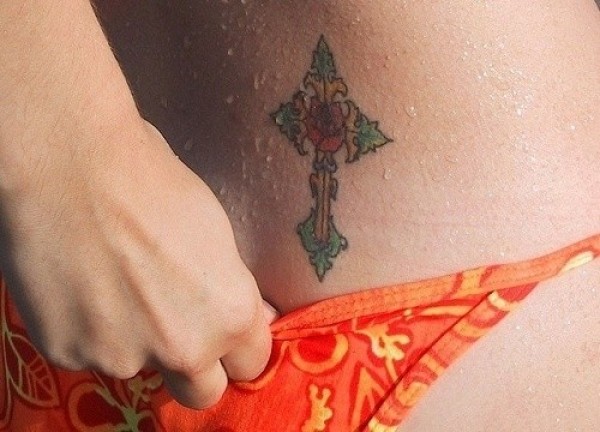 女性腰部图腾刺青