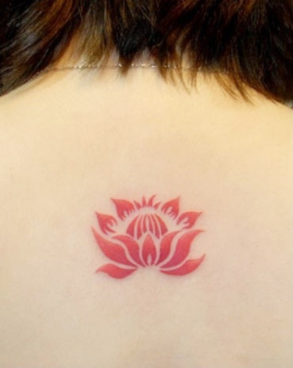 女性后背花图腾刺青