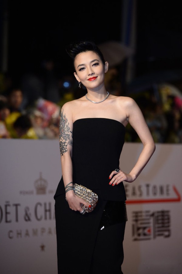 范晓萱手臂图腾纹身图片