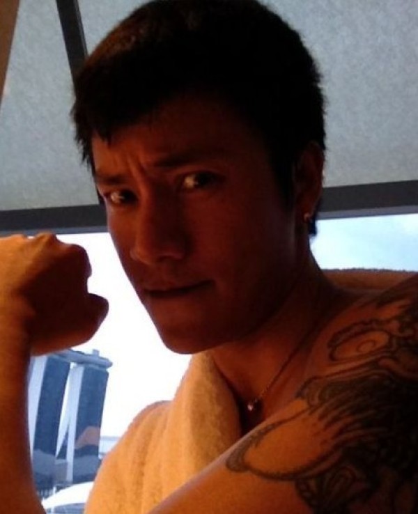 陈坤为庆祝李娜获胜 兴奋脱衣豪放露纹身图片