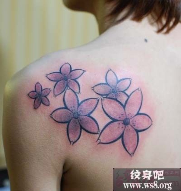 肩部简洁樱花图腾图案