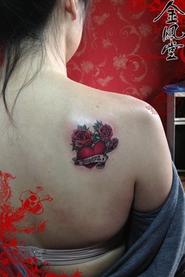 后背玫瑰花文身