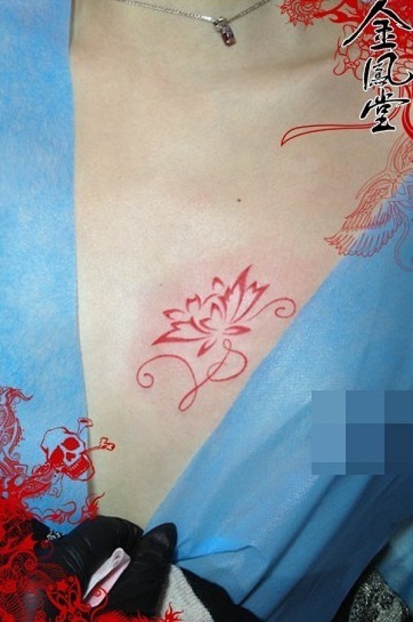 红色莲花纹身