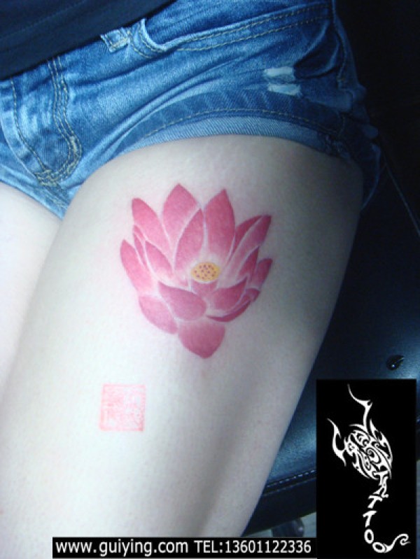 荷花纹身图