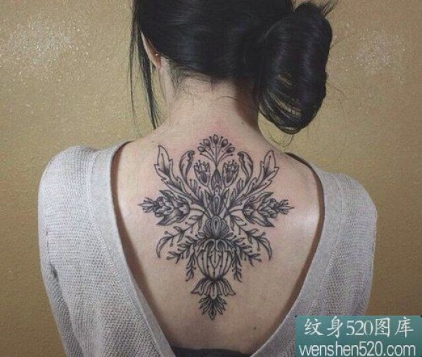 背部的诱惑之美女背部图腾纹身