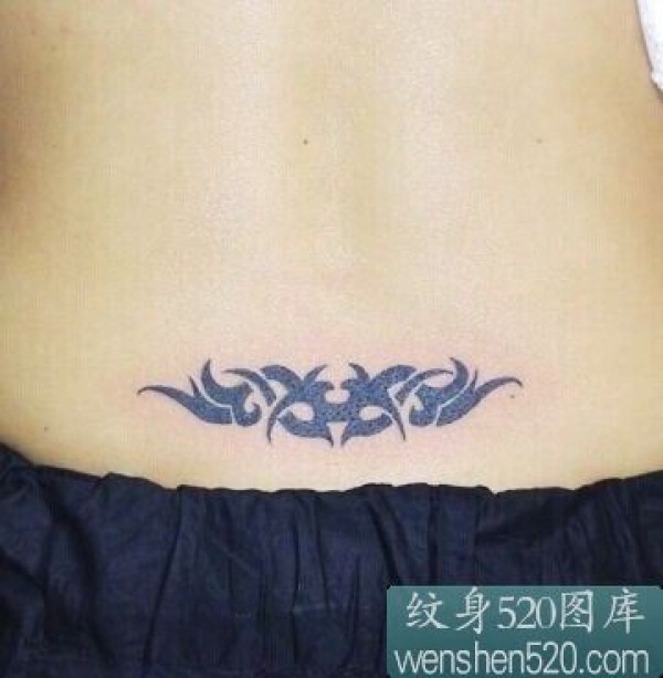 腰部简单却富有含义的图腾纹身