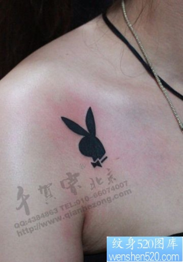 女孩子肩部可爱的图腾小兔子纹身图片