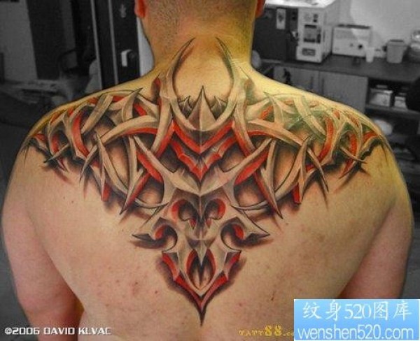 男生背部经典的立体图腾纹身图片