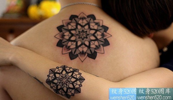 幸福像花一样，情侣花纹图腾纹身