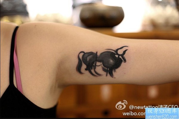 纹身520图库推荐 一幅胳膊水墨牛纹身作品
