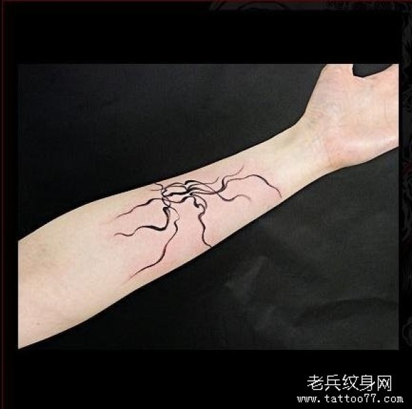 男生手部树根型图腾纹身图片