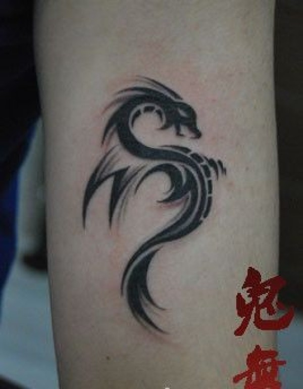 手臂经典潮流的图腾龙纹身图片