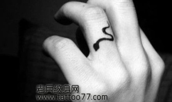 帅气的手指图腾蛇纹身图片