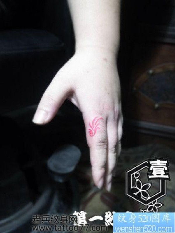 手指精美潮流的图腾纹身图片