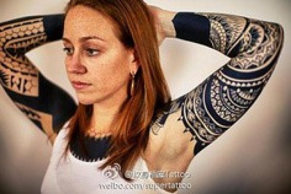 忧郁美女手臂欧美风格图腾纹身妖婆