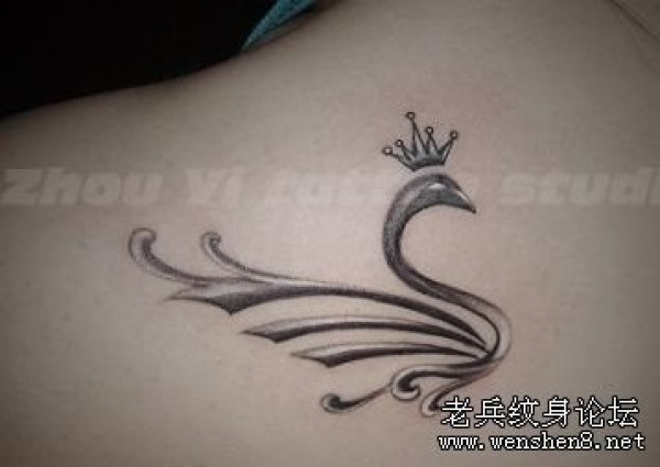 美女肩部立体图腾纹身