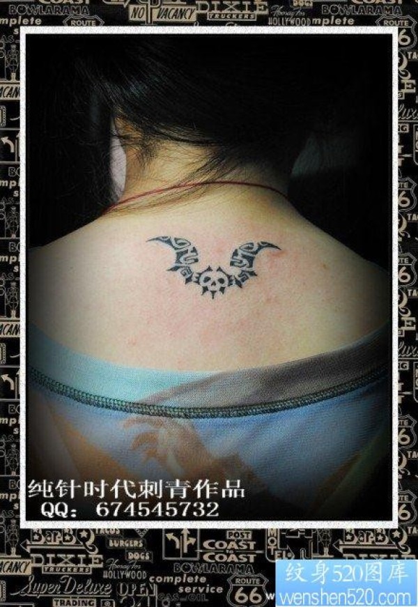 女人后背小巧经典的图腾蝙蝠纹身图片
