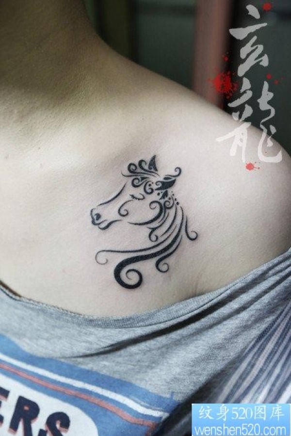女人前胸唯美经典的图腾马纹身图片