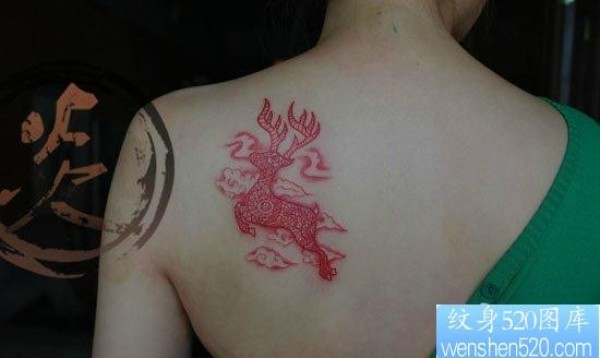 女人肩背时尚经典的图腾吉祥鹿纹身图片