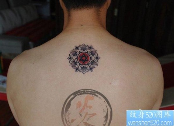 女人后背小巧经典的图腾六芒星与莲花纹身图片
