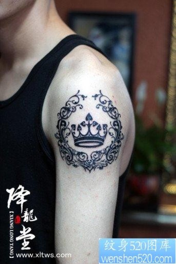 男生手臂精美潮流的图腾皇冠纹身图片