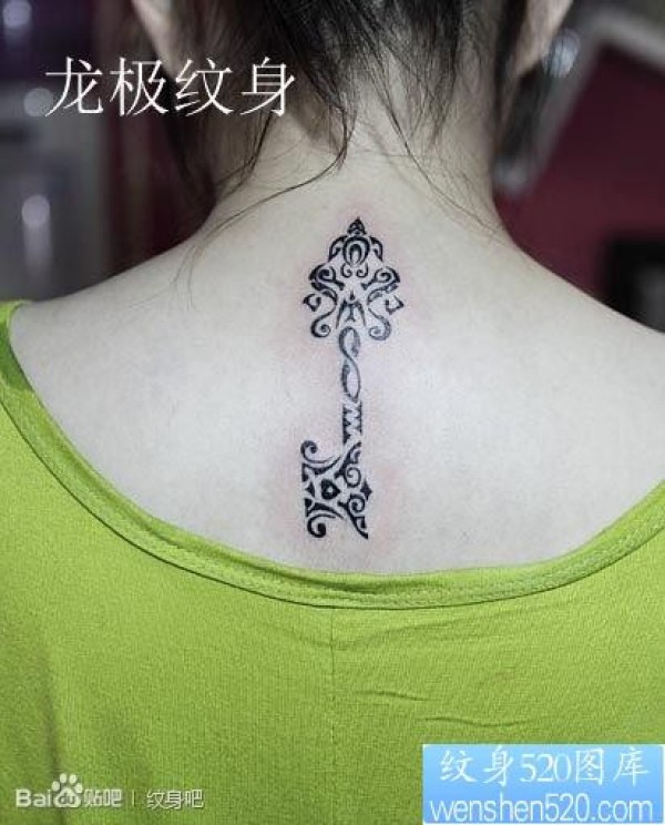 女人后背时尚经典的图腾钥匙纹身图片
