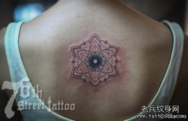 女人后背唯美时尚的图腾纹身图片