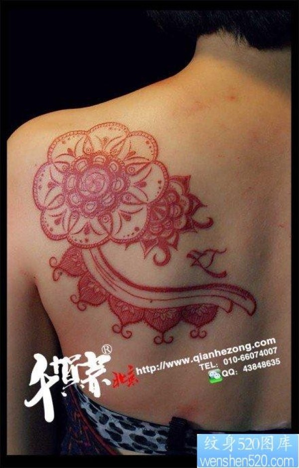 女人后肩背时尚经典的图腾藤蔓纹身图片