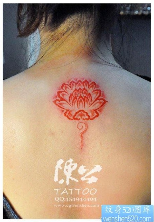 女人后背漂亮精美的图腾莲花纹身图片