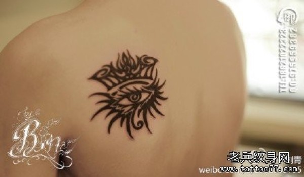 男生肩背图腾全视之眼与皇冠纹身图片