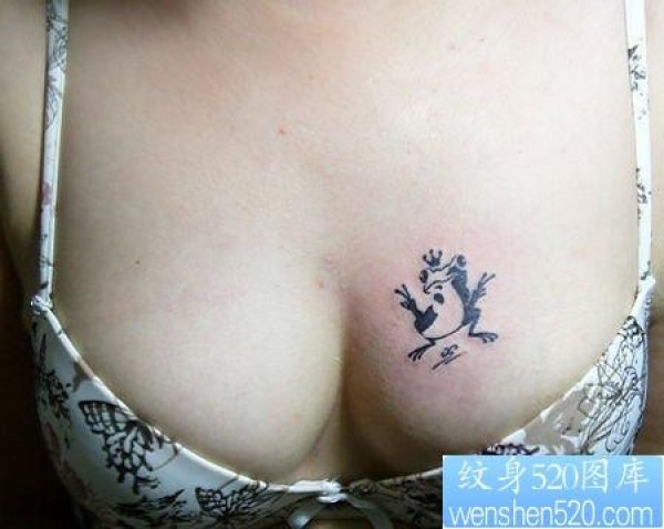女人胸部一幅可爱的图腾青蛙纹身图片