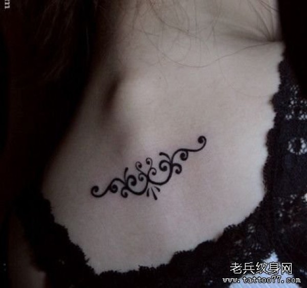 女人背部小巧精致的图腾纹身图片