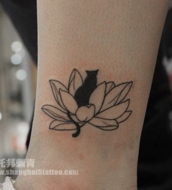 女孩子腿部图腾莲花猫咪纹身图片