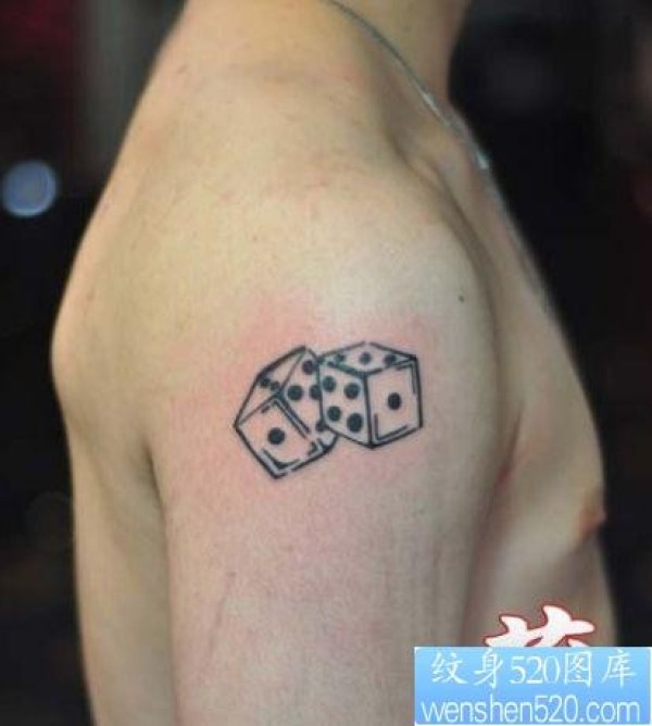 大臂图腾色子纹身图片