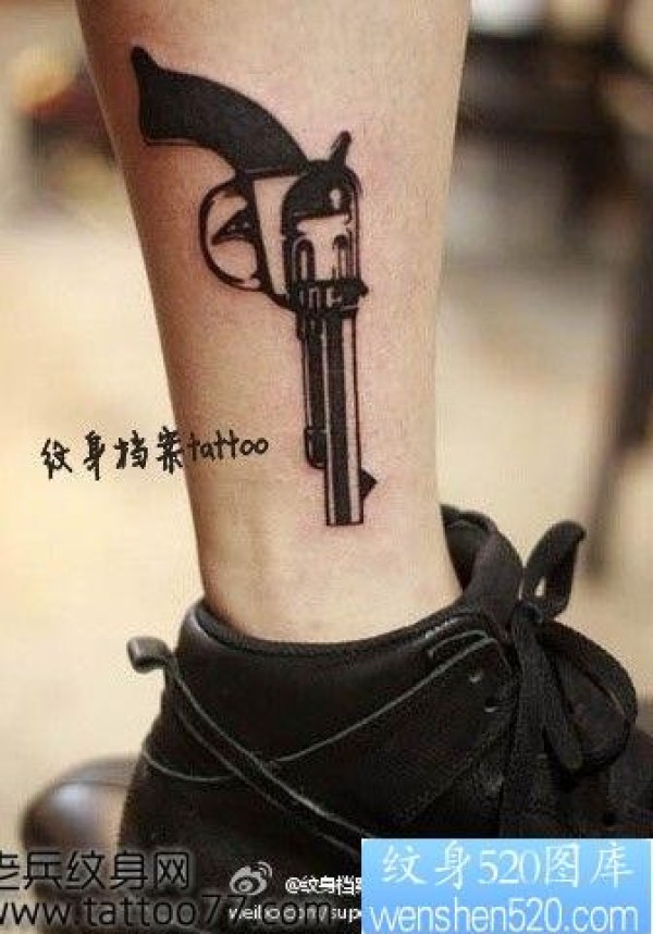 美女腿部图腾左轮手枪纹身图片