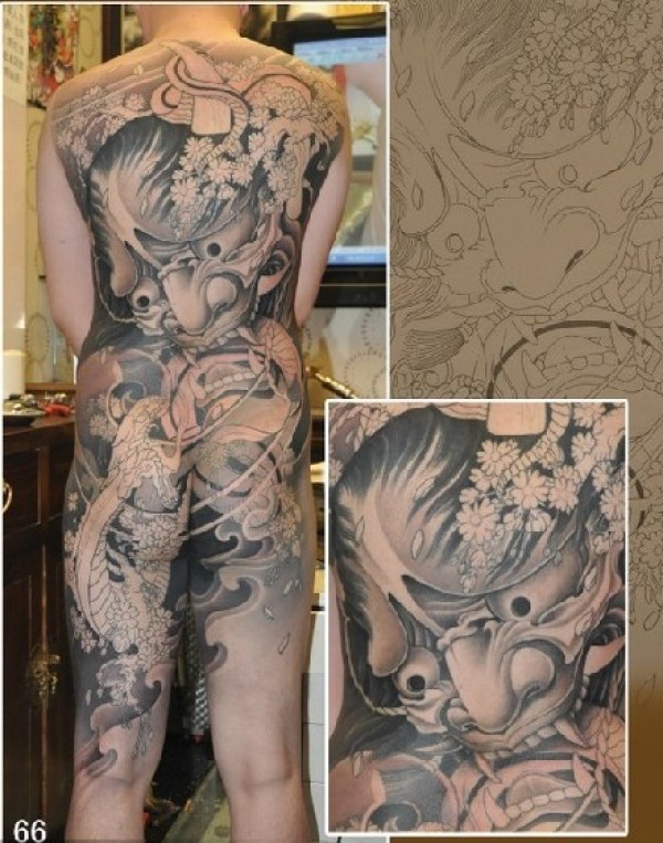 满后背覆盖大腿的恶魔纹身看看右侧的纹身手稿