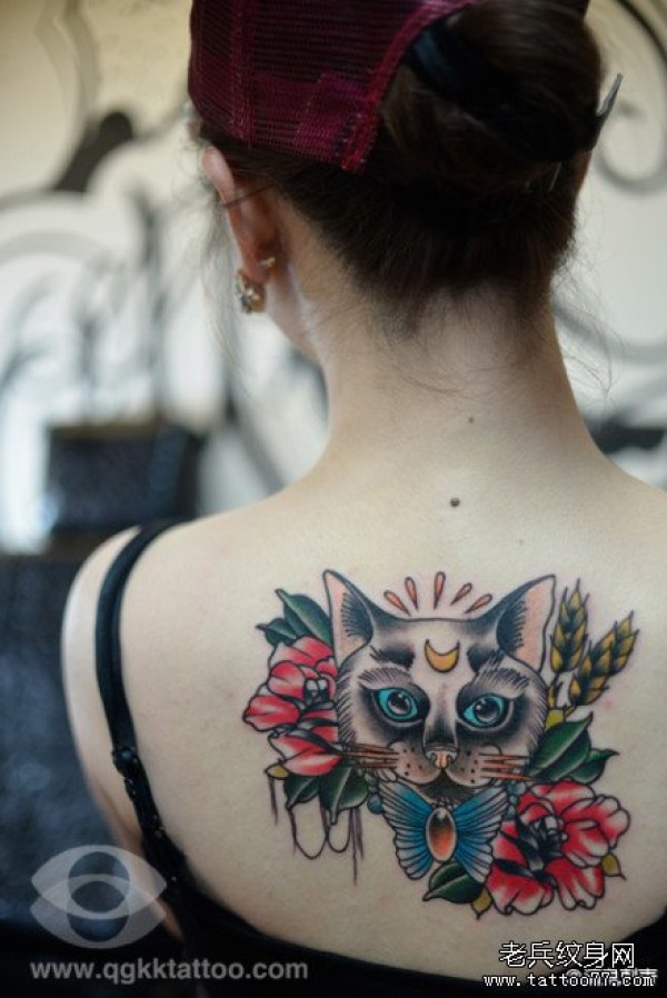 女生后背流行经典的猫咪纹身图案