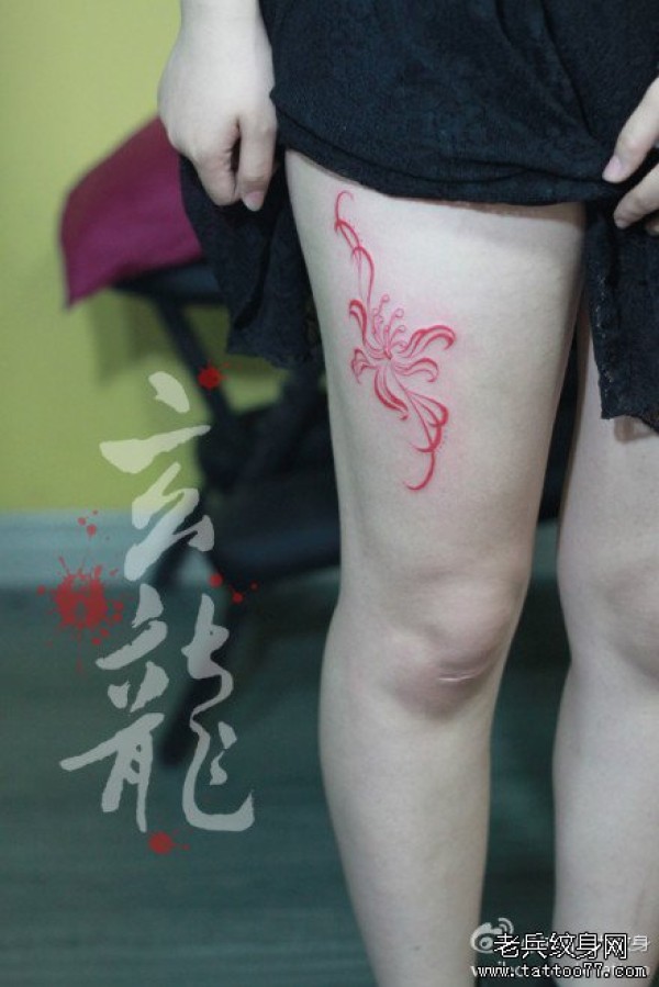 女生腿部潮流经典的花卉藤蔓纹身图案