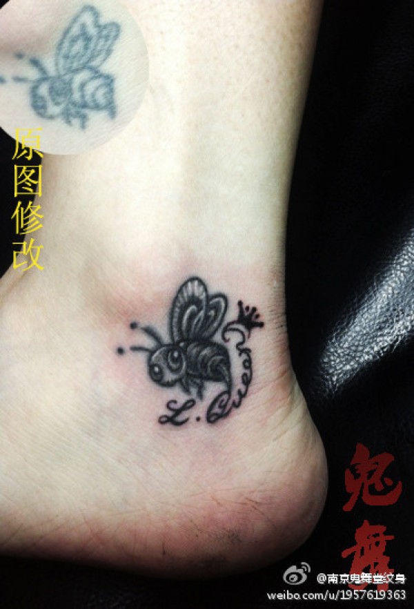 女生脚部可爱的一款小蜜蜂纹身图案