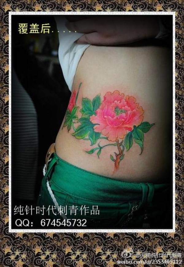 女生腹部唯美潮流的彩色牡丹花纹身图案