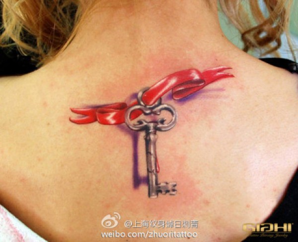 女生后背一款小巧潮流的钥匙纹身图案
